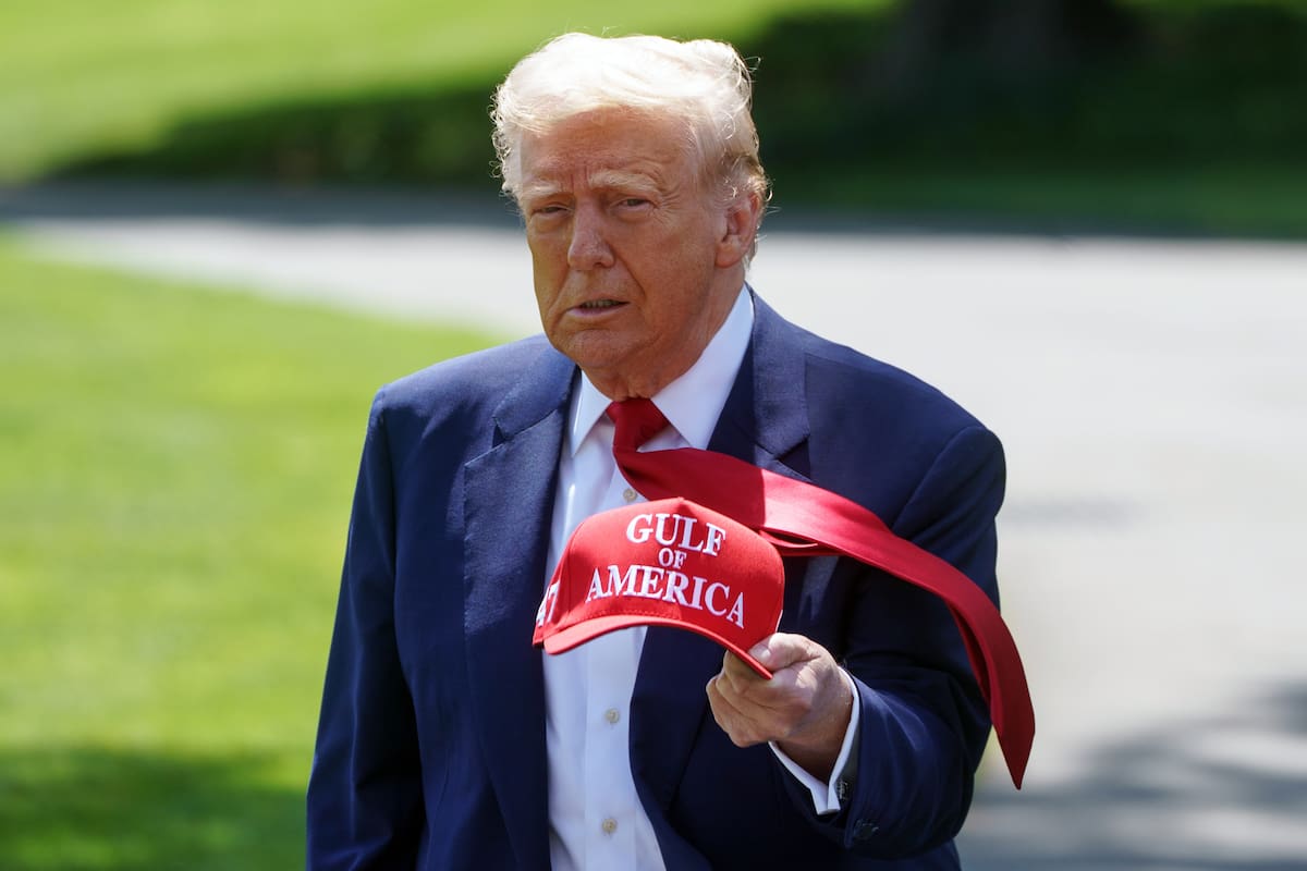 El presidente de EE.UU., Donald Trump, camina llevando una gorra de béisbol que dice 'Golfo de América' en el Jardín Sur de la Casa Blanca. // EFE/WILL OLIVER.