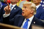 Donald Trump veta a tres medios de la Casa Blanca y amenaza con excluir a más