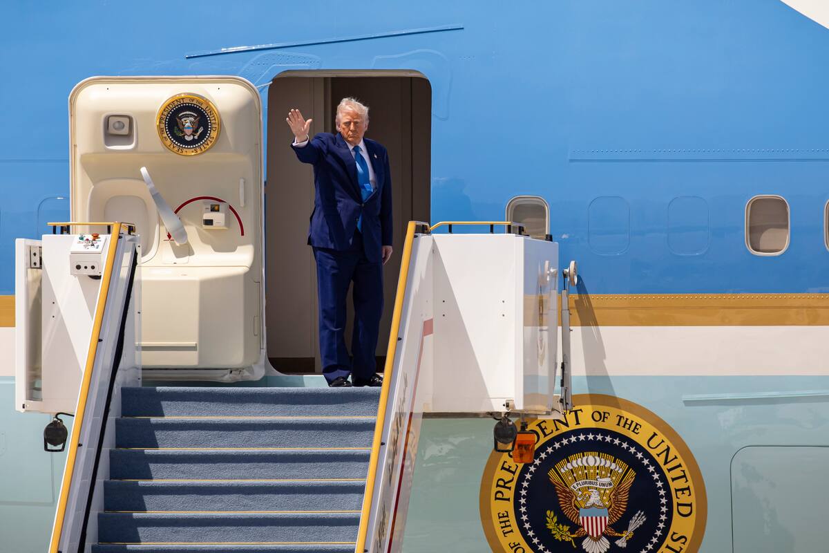 El presidente estadounidense, Donald Trump, subido en el Air Force 1, el avión presidencial. // Foto: EFE.