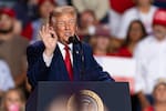 Donald Trump arremete y llama “incompetente” a Barack Obama