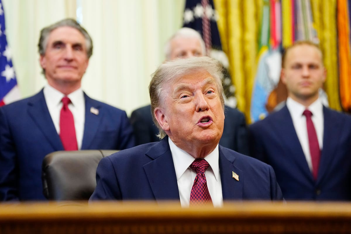 Trump anuncia nuevas negociaciones entre Estados Unidos e Irán. // Foto: EFE/EPA/BONNIE CASH / POOL.