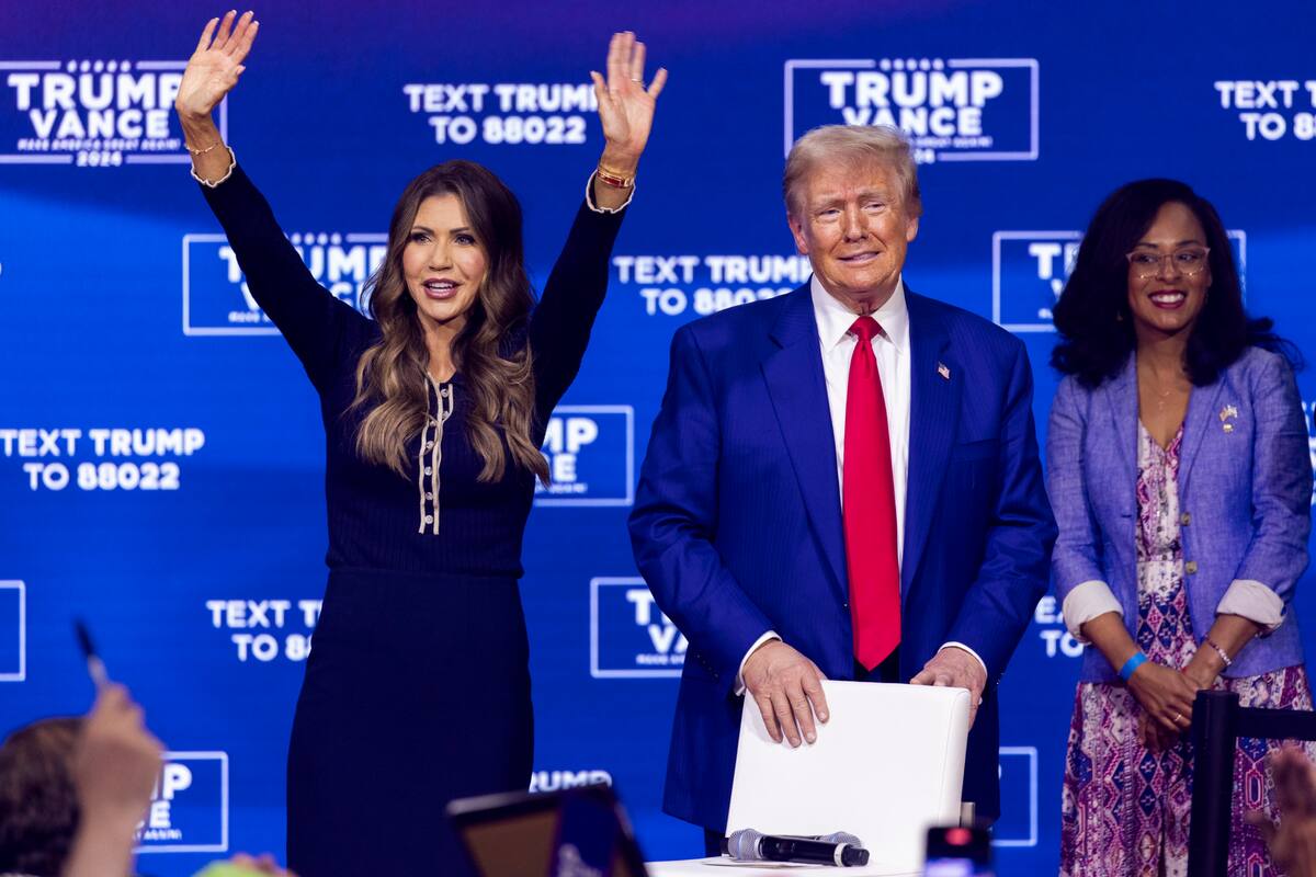 El presidente de EE.UU, Donald Trump, y la secretaria del Departamento de Seguridad Nacional, Kristi Noem. // Foto: EFE