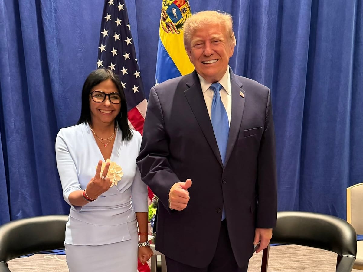 La presidenta interina de Venezuela, Delcy Rodríguez, posando junto al presidente de EE.UU., Donald Trump, un encuentro que supone un acercamiento inédito entre Washington y Caracas. // Foto: EFE/ @delcyrodriguezv