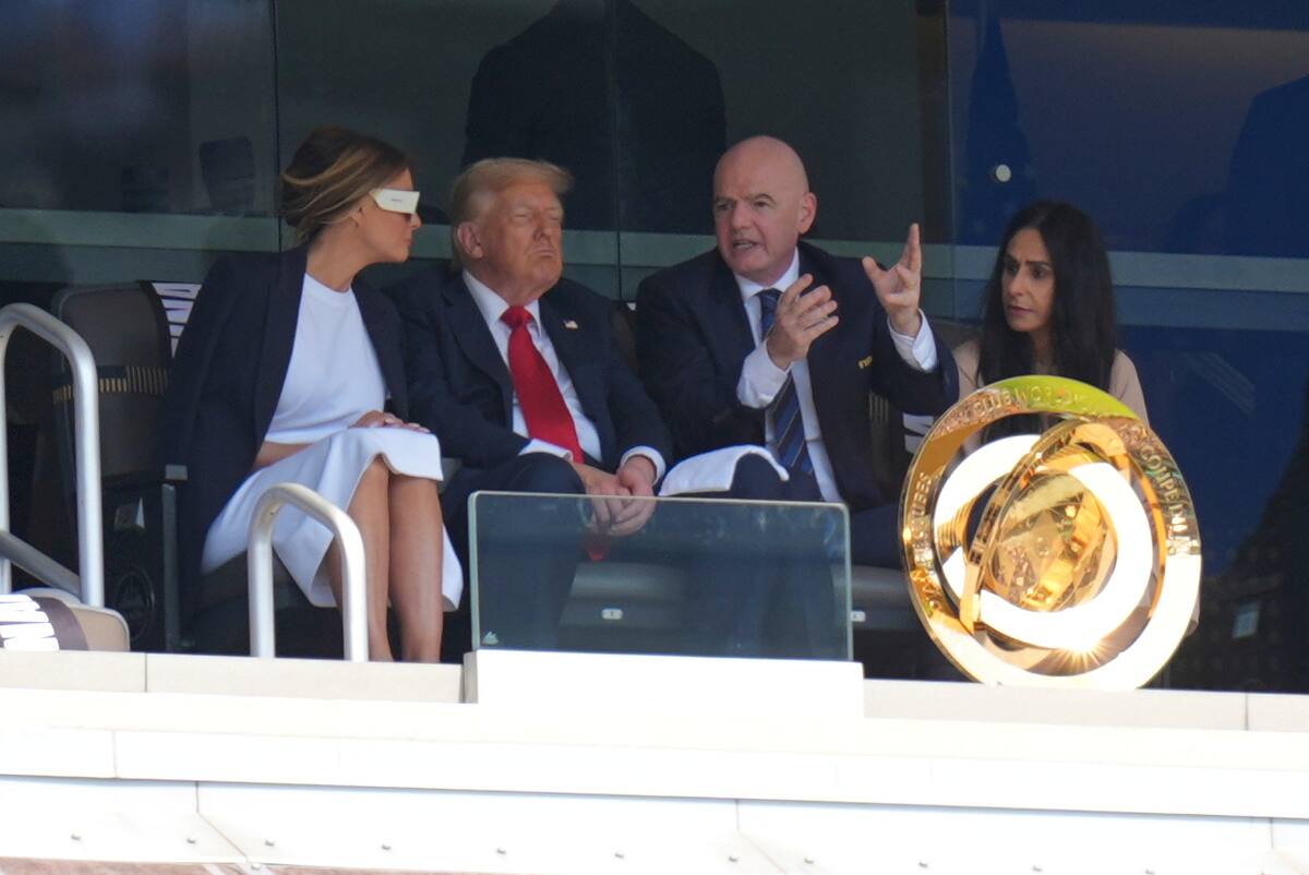 El presidente de la FIFA, Gianni Infantino (D), habla con el presidente Donald Trump y la primera dama Melania Trump durante la final de la Copa Mundial de Clubes entre el Chelsea y el PSG. //Foto, AP: Seth Wenig