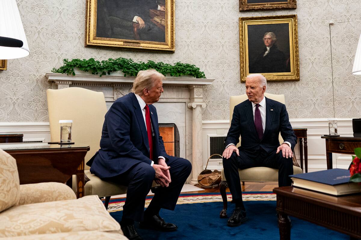 El presidente de EE. UU., Joe Biden (D), y el presidente electo, Donald Trump, durante una reunión en la Oficina Oval de la Casa Blanca. //EFE