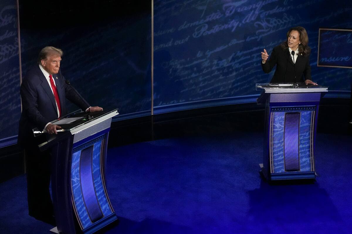 El candidato presidencial republicano Donald J. Trump (izq.) y la candidata presidencial demócrata a la vicepresidenta de Estados Unidos, Kamala Harris, durante un debate presidencial organizado por ABC News en el Centro Nacional de la Constitución en Filadelfia, Pensilvania, EE. UU., el 10 de septiembre de 2024 EFE/EPA/Demetrius Freeman / POOL