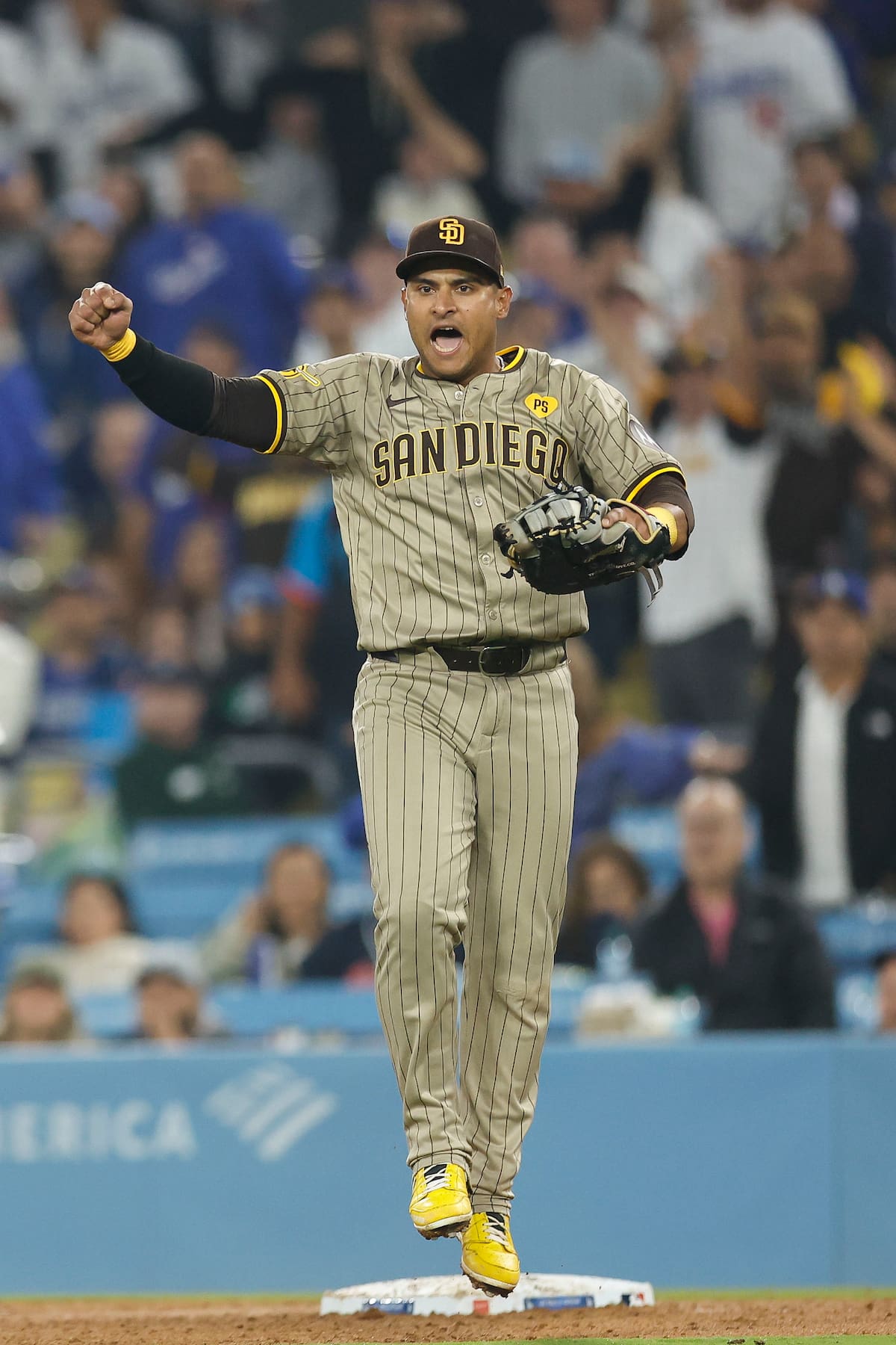 Donovan Solano festeja el triunfo sobre Dodgers y su llegada a la postemporada. AP