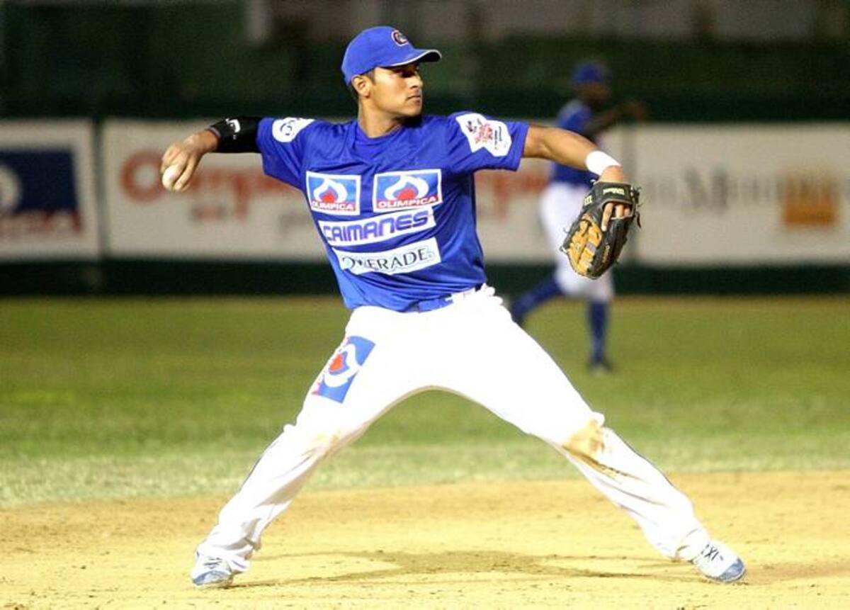 El pelotero barranquillero debutó la noche de este lunes en el béisbol de Grandes Ligas y aportó un ‘doble play’ para la victoria 7-4 de su equipo los Marlins de Miami, ante Rockies de Colorado. COLPRENSA