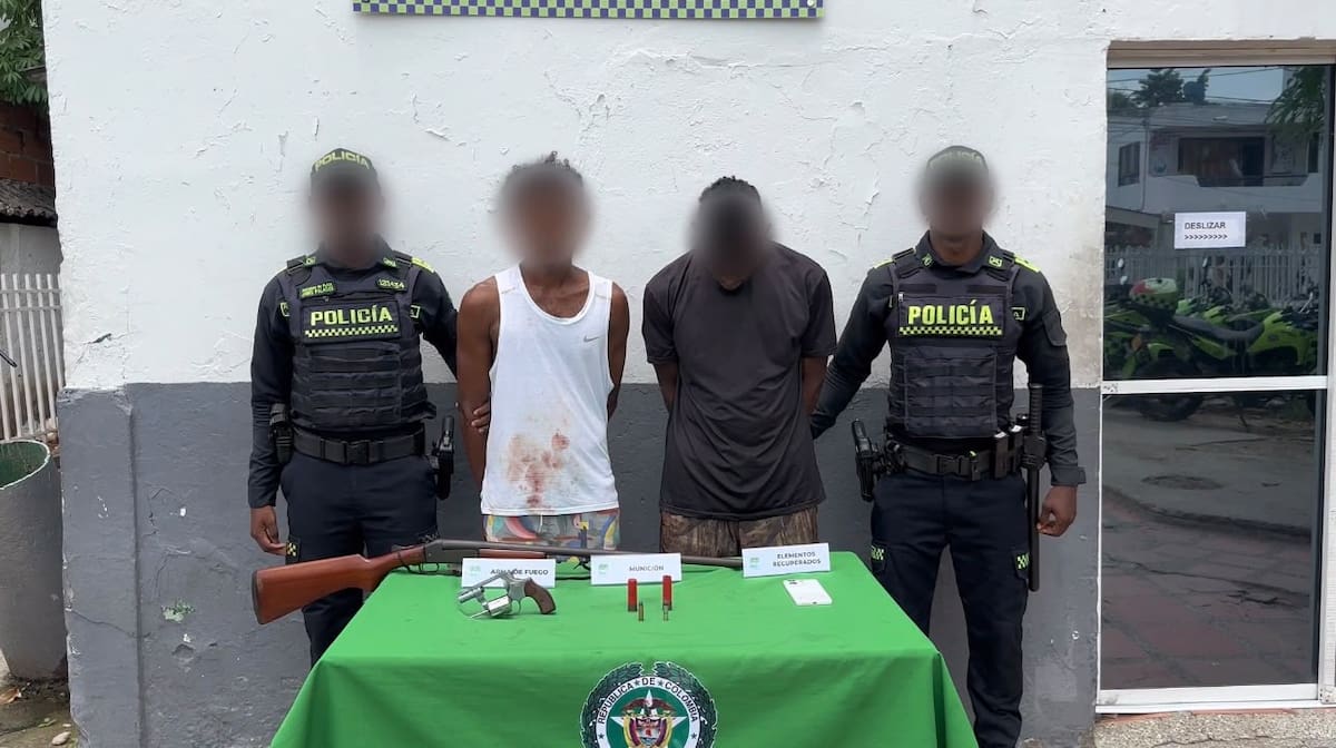 Dos capturados y dos armas incautadas durante operativo en Pasacaballos. // Foto: Policía Metropolitana - MECAR