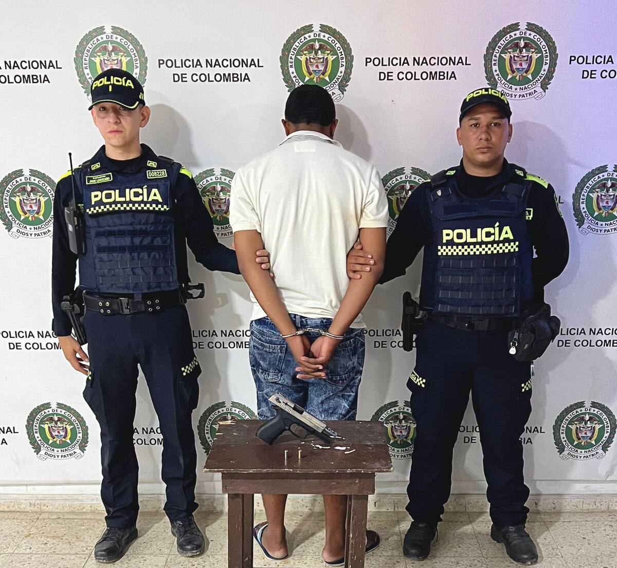 Dos capturados y un arma de fuego incautada tras robo en la transversal 54.