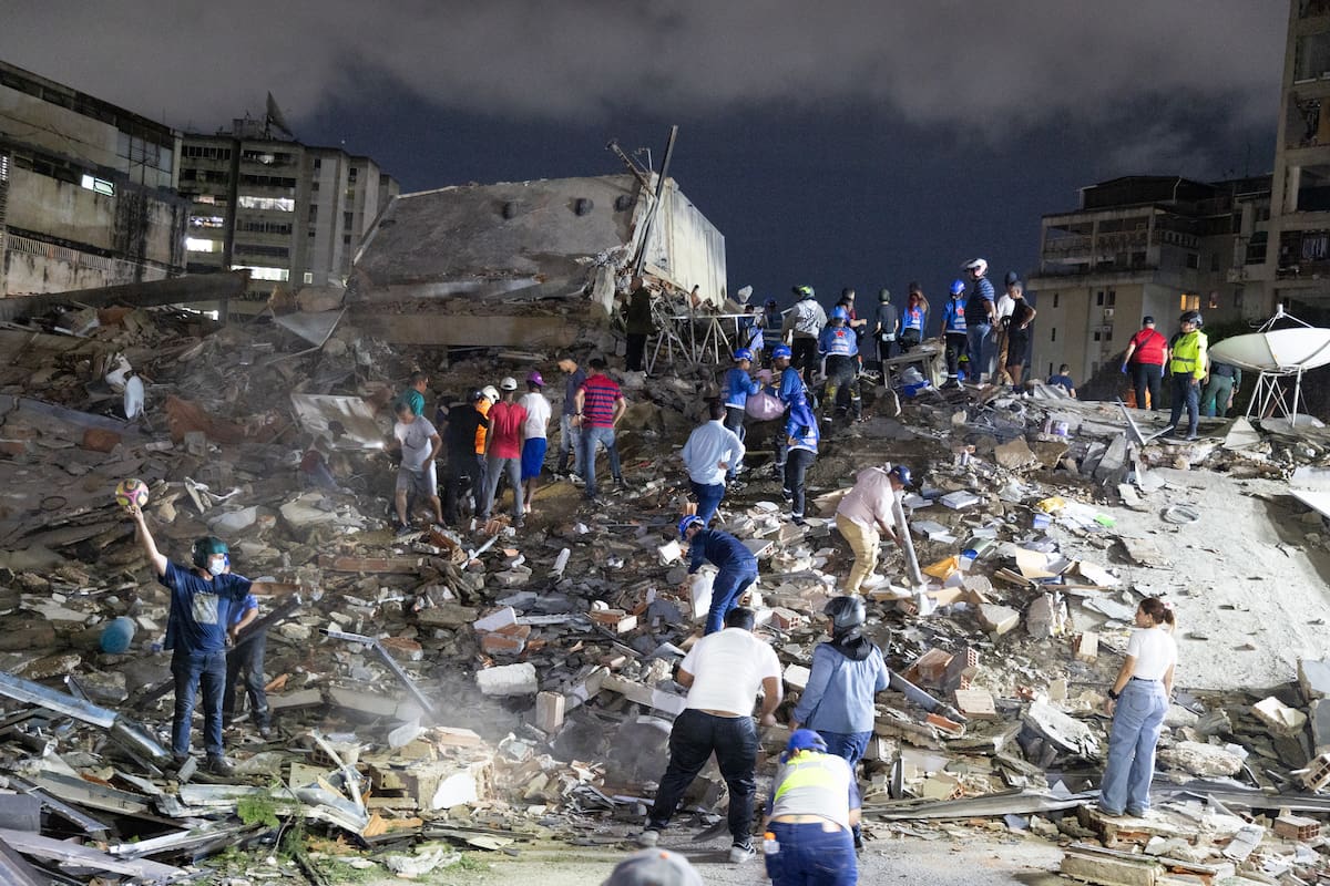 AME4155. CARACAS (VENEZUELA), 24/06/2026.- Integrantes de cuerpos de emergencia buscan víctimas este miércoles, luego de dos fuertes terremotos que sacudieron el Caribe venezolano en Caracas (Venezuela). El principal fue un sismo de magnitud 7,5, informó el sistema oficial de alerta de tsunamis de Estados Unidos. EFE/ Rayner Peña