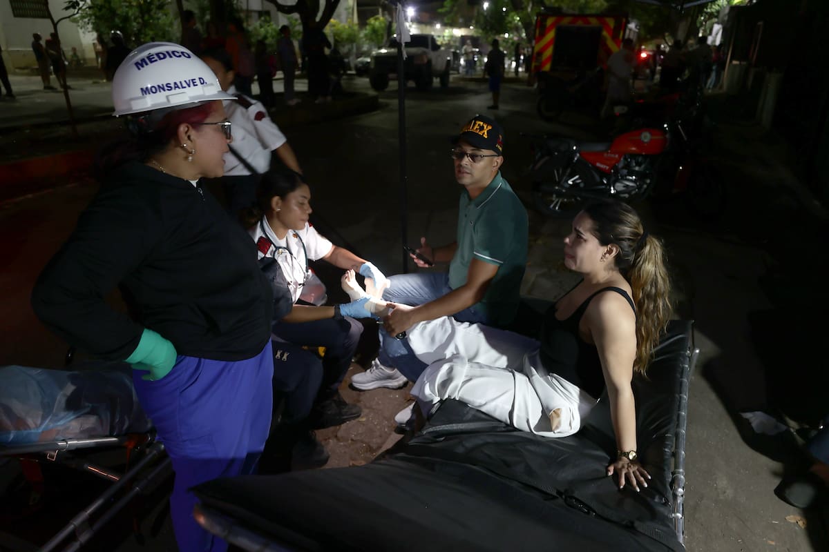 AME4064. CARACAS (VENEZUELA), 24/06/2026.- Médicos atienden a una persona herida este miércoles, en Caracas (Venezuela). Dos fuertes terremotos sacudieron el Caribe venezolano con apenas 39 segundos de diferencia, en una secuencia sísmica cuyo evento principal fue un sismo de magnitud 7,5, informó el sistema oficial de alerta de tsunamis de Estados Unidos. EFE/ Ronald Peña R