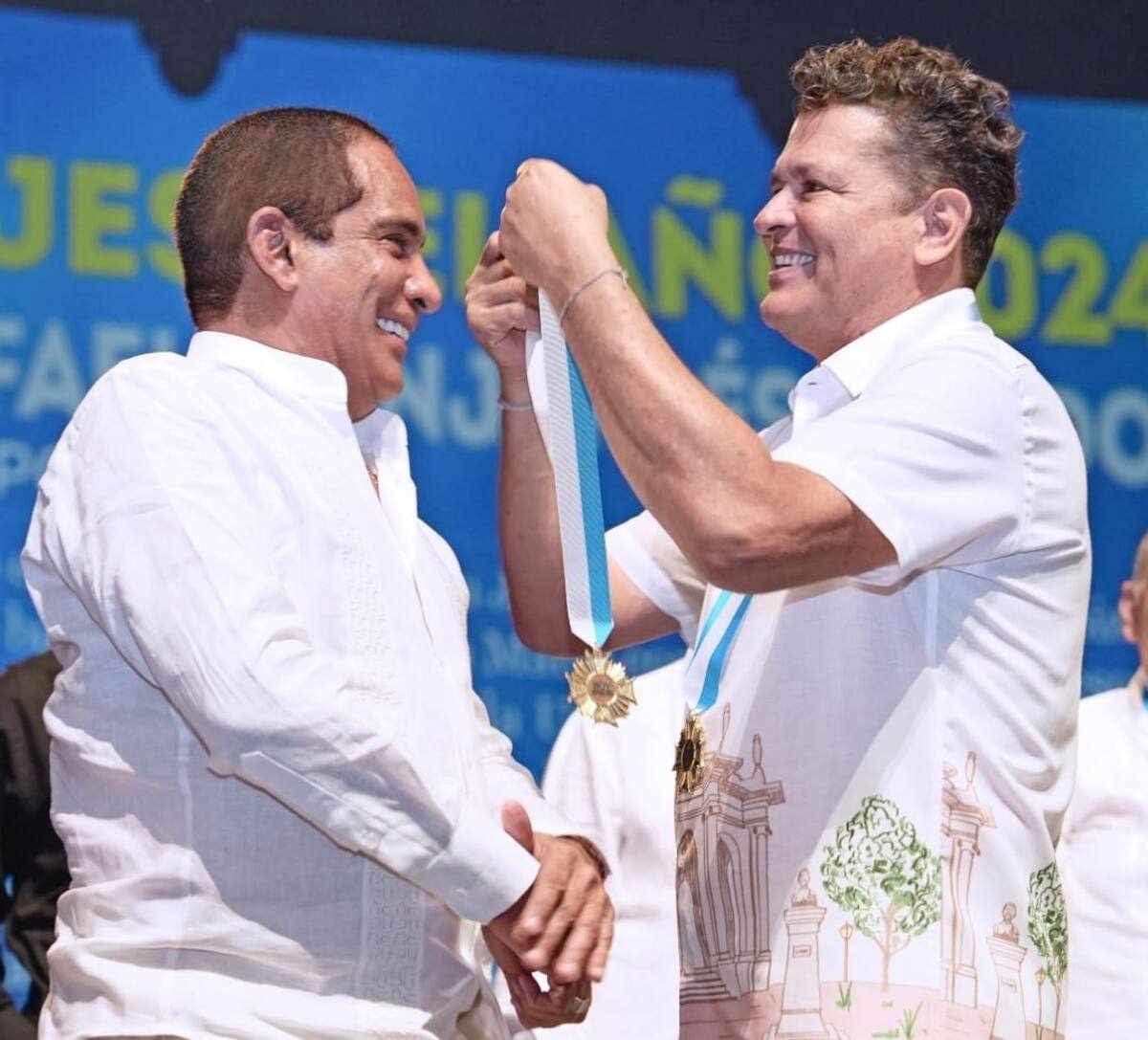 Rafa Manjarrez recibe de Carlos Vives la medalla que lo distingue como Personaje del Año 2024 reconocido por Hoy Diario del Magdalena.
