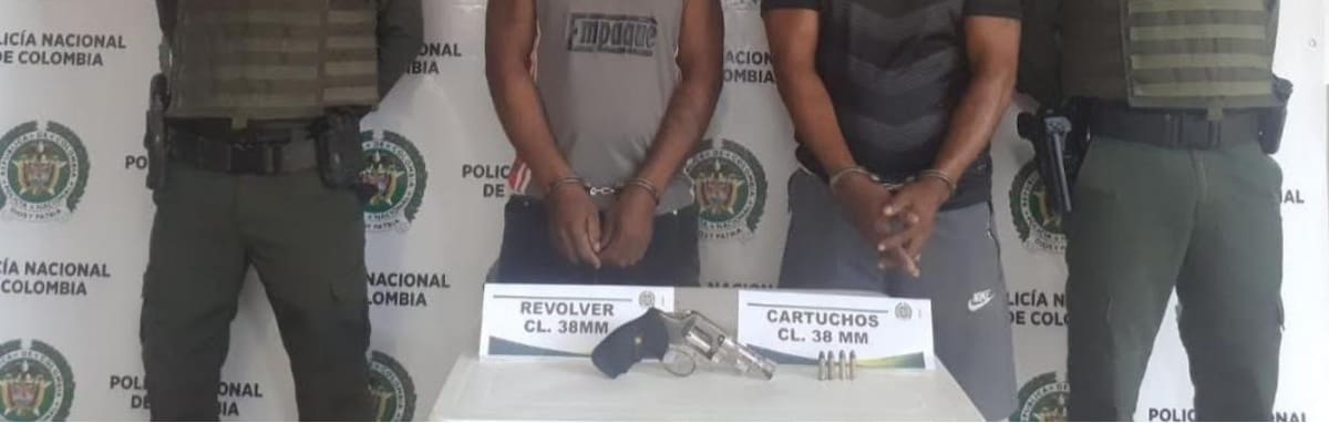 Dos hombres fueron capturados con un revólver durante operativo en Montecristo. // Foto: Policía de Bolívar