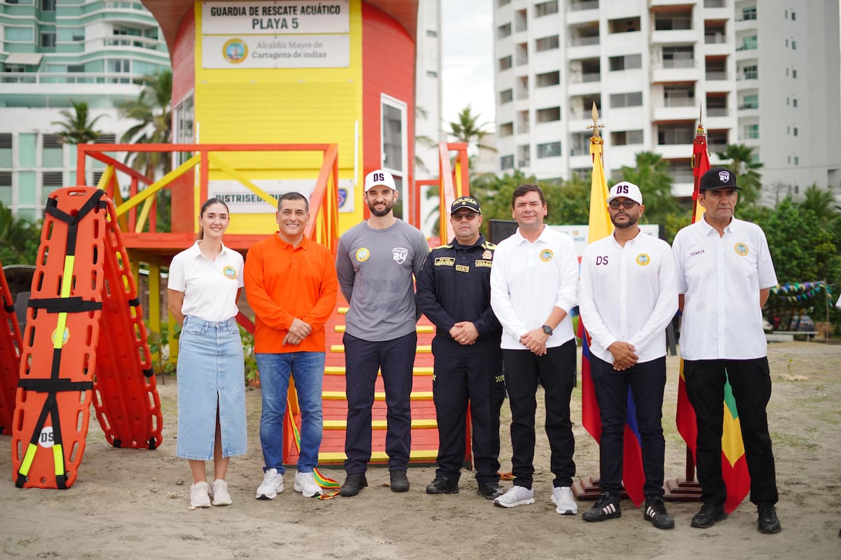 Teremar Londoño, secretaria de Turismo; el acalde Dumek Turbay; Jaime Hernández, director de Distriseguridad; Bruno Hernández, secretario del Interior y el comandente de la Policía Metropolitana, coronel Gelver Peña, hicieron parte de la entrega de la dotación al Cuerpo de Salvavidas de Cartagena. // Foto: cortesía
