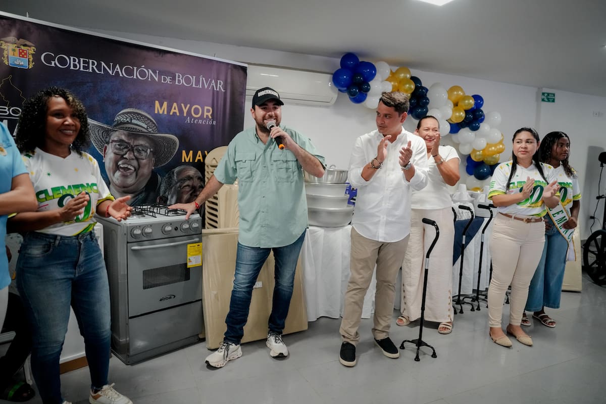 Mesas, sanducheras, pocillos, vasos, platos, cucharas, calderos, estufas, licuadoras, filtros de agua, sillas de ruedas, bastones y abanicos, entre otros elementos. // Foto: cortesía