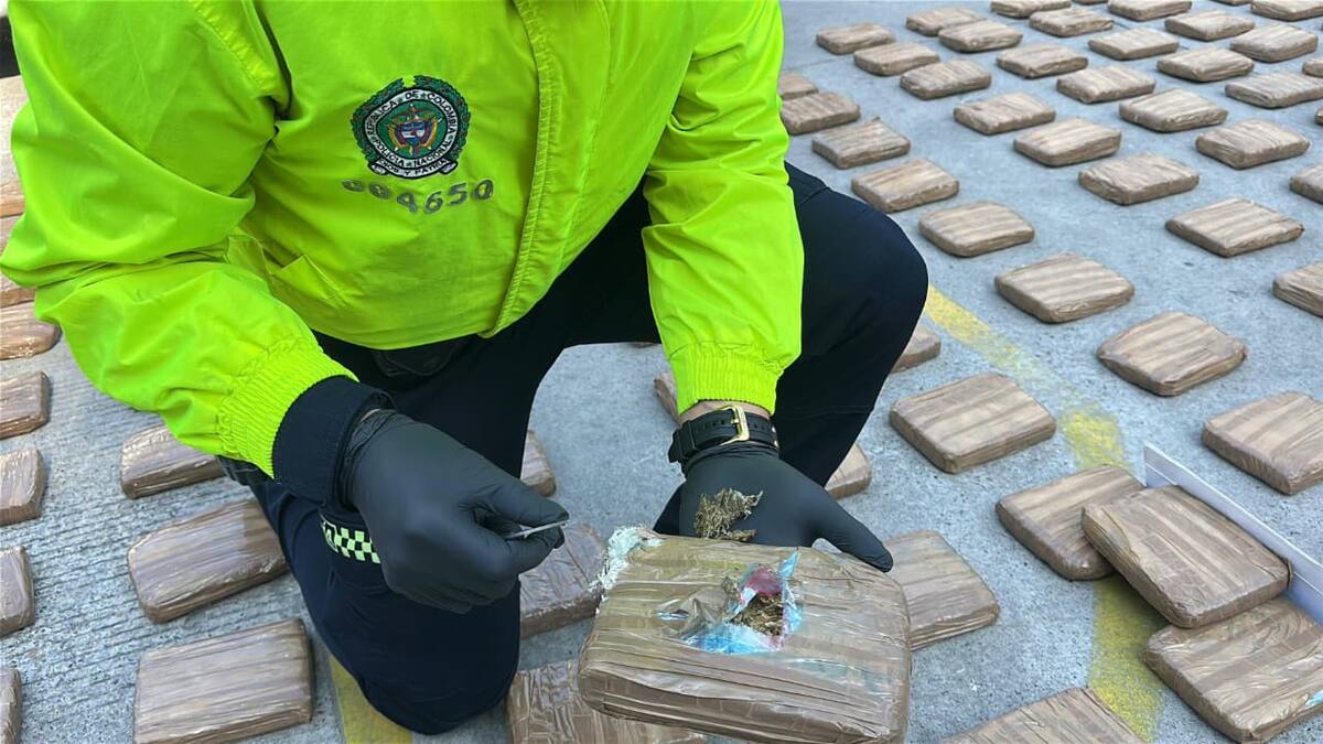 El cargamento, atribuido al Clan del Golfo, fue hallado dentro de un carro abandonado. // FOTO: POLICÍA DE CARTAGENA.
