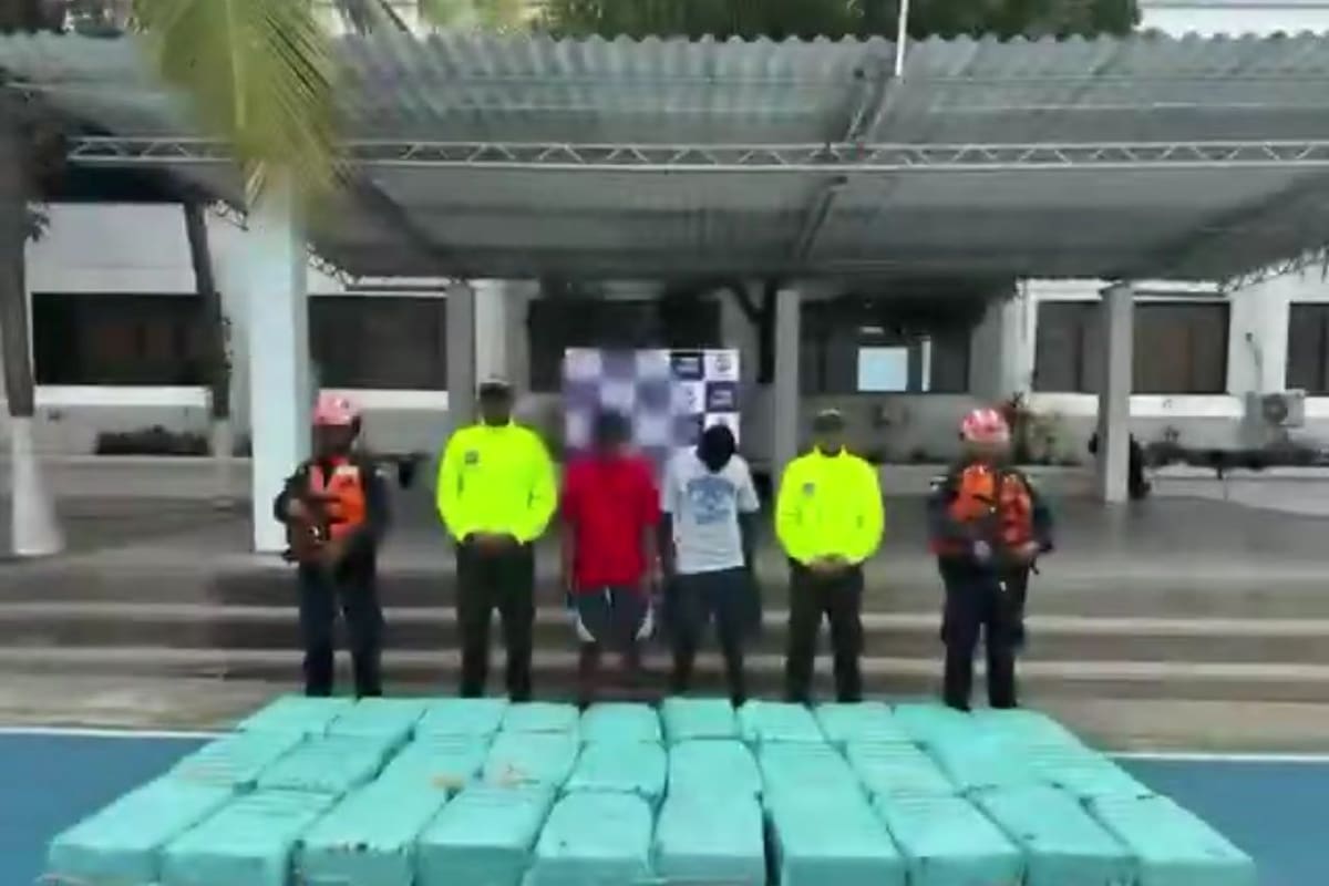Golpe al narcotráfico: incautan 736 kilos de droga en una lancha; dos capturados