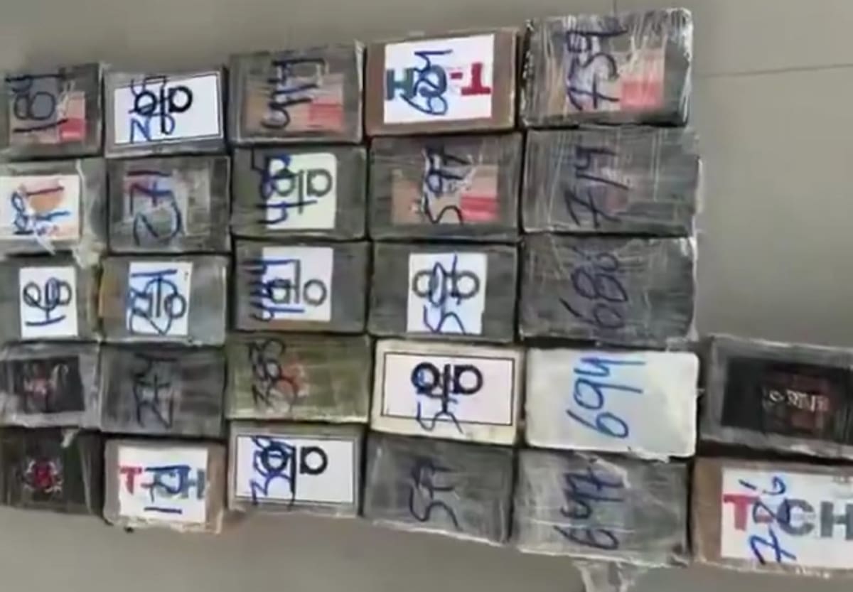 Un total de 736 kilogramos de cocaína que era transportado en una lancha rápida fue interceptado en altamar por la Policía y Armada de Colombia. //FOTO: @ADELAESPRIELLA