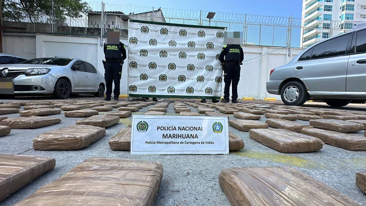 Los paquetes de marihuana estaban ocultos en bolsas negras al interior de un vehículo abandonado frente a un colegio en el barrio Escallón Villa, en Cartagena. // FOTO: POLICÍA METROPOLITANA.