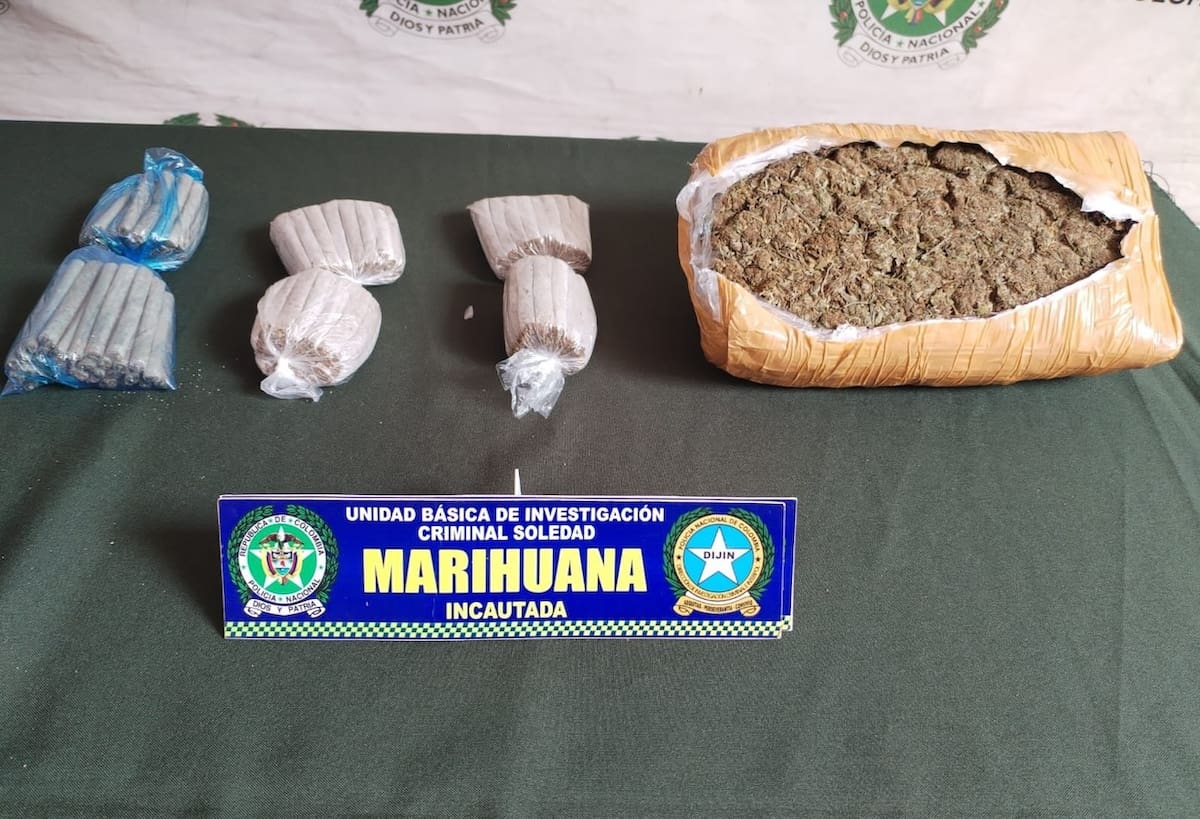 La droga y armas incautados al grupo delincuencial 'Los Costeños', que fueron capturados por el Ejército y la Policía en el municipio de Soledad, Atlántico.