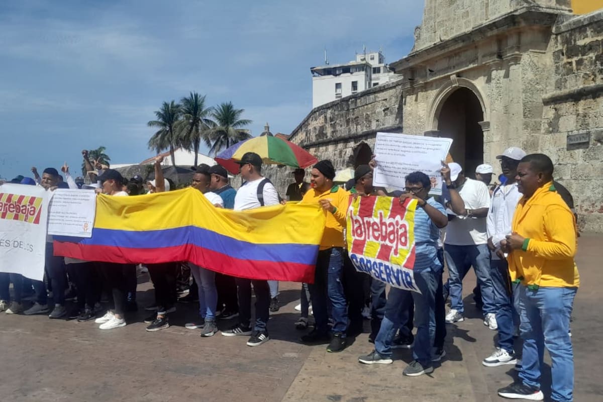 Protestan en Cartagena por sustitución patronal en Drogas La Rebaja