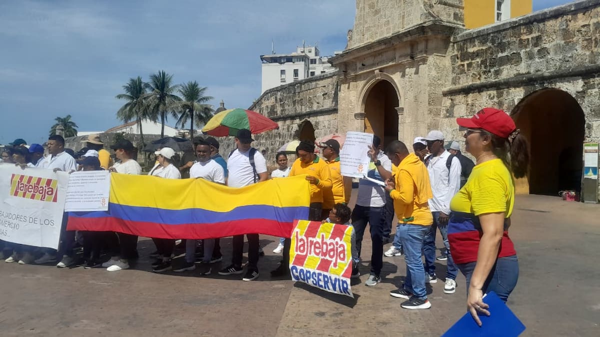 Drogas La Rebaja: protesta de empleados de Copservir en la Torre del Reloj. // Foto: Julio Castaño - El Universal