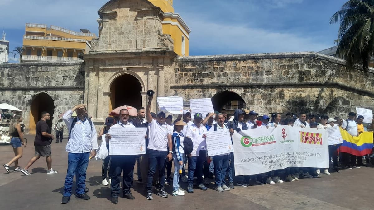 Drogas La Rebaja: protesta de empleados de Copservir en la Torre del Reloj. // Foto: Julio Castaño - El Universal