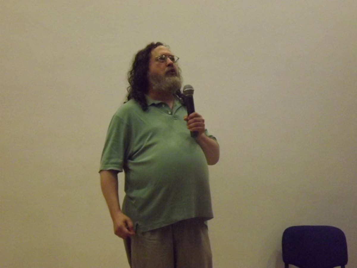 A Stallman no le tembló la voz para hablar de los más grandes promotores del Software Privativo, calificando a Microsoft de tiránico y Apple de carcelero.