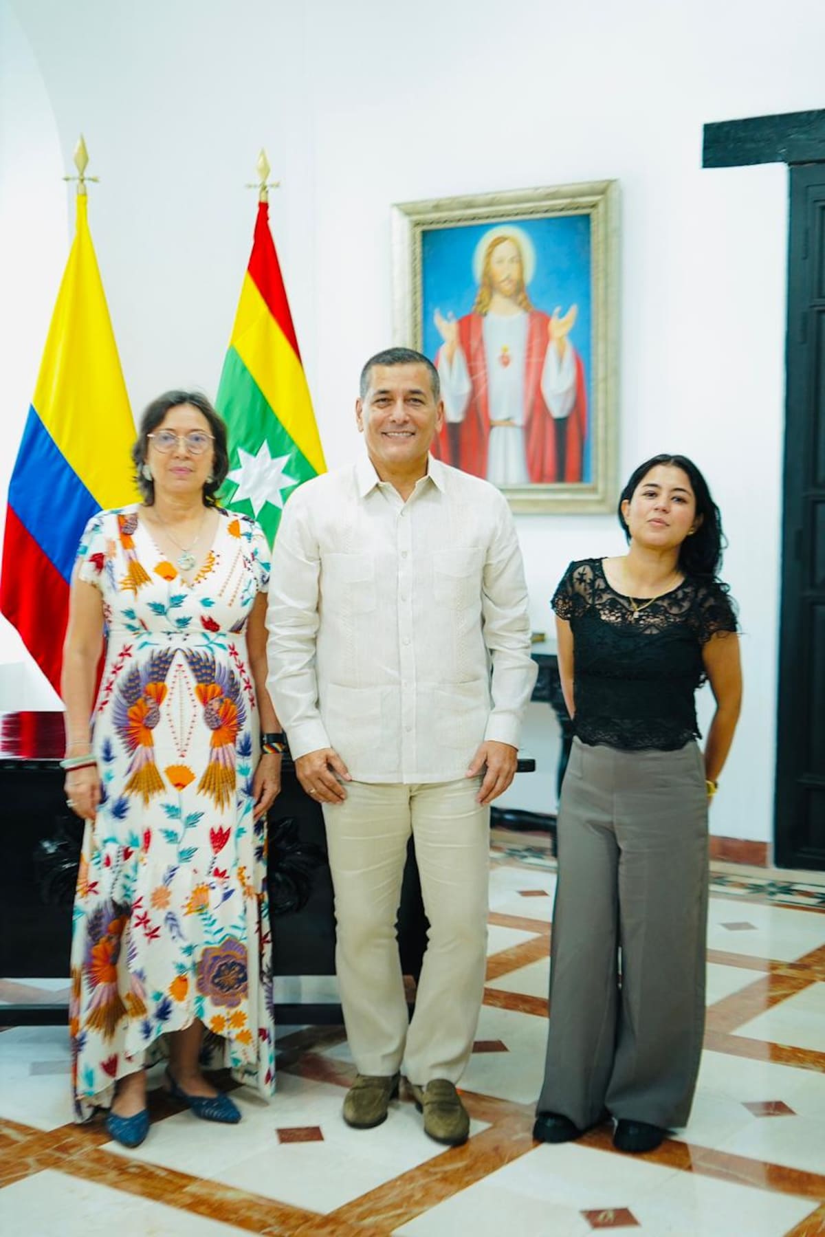 Gloria Arriero, directora de Migración Colombia, Alcalde Dumek Turbay y Deirdre Rosa Castro, directora regional de Migración Colombia. // Foto: cortesía - Alcaldía de Cartagena.