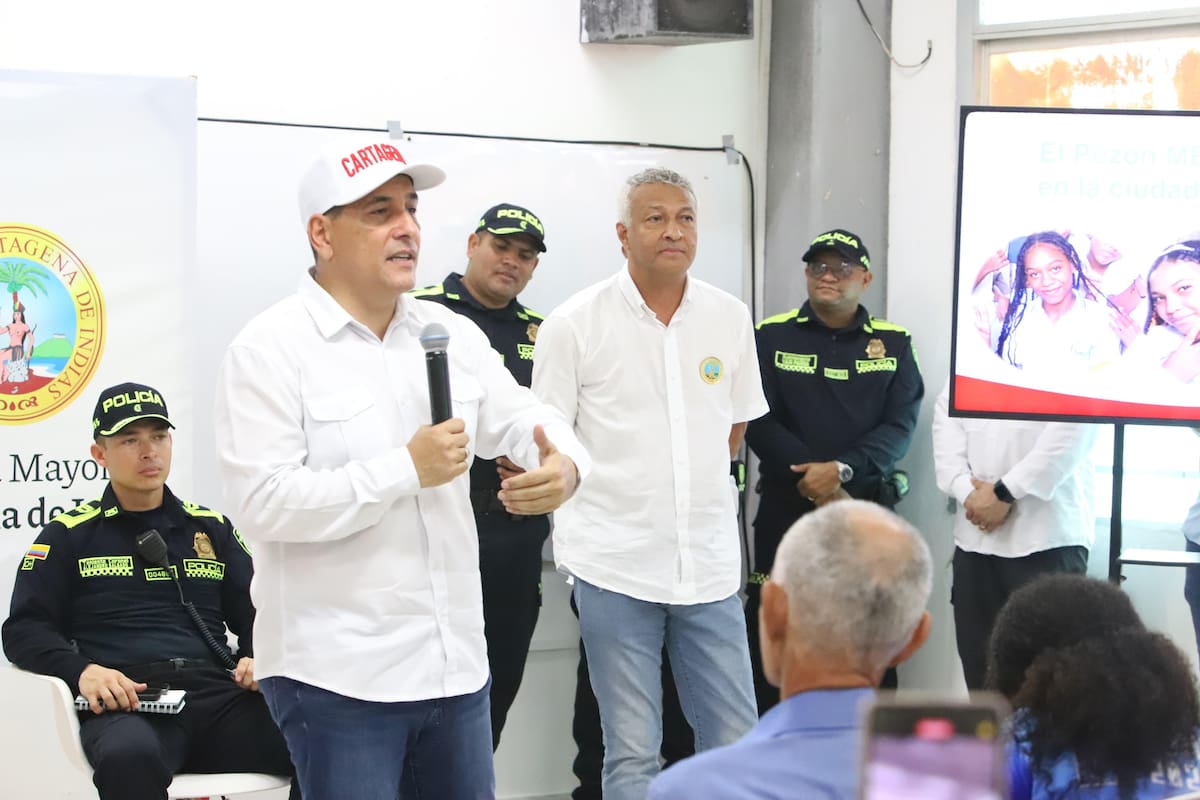 Encuentro de Dumek Turbay, alcalde de Cartagena, con habitantes de El Pozón. // Foto: Cortesía