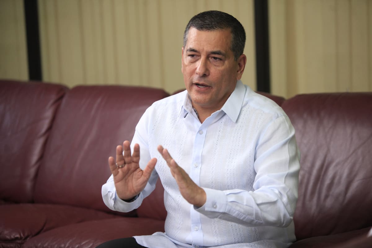 Entrevista en la sede del periodico El Universal a Dumek Turbay, alcalde de Cartagena. // Foto: Óscar Díaz Acosta