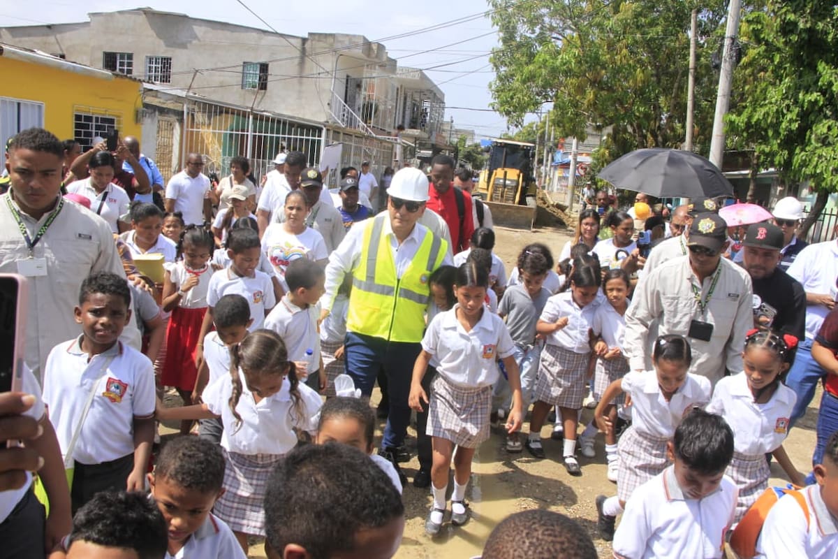 Dumek Turbay da inicio a obras en El Pozón que hacen parte del programa "Vías para la Felicidad" // Foto: Julio Castaño - El Universal.