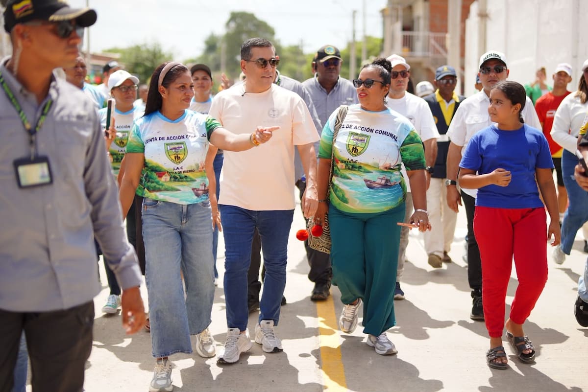 El alcalde Dumek Turbay entregó este sábado la Calle del Ferrocarril en Puerta de Hierro, la que mejorará la movilidad en la zona // Cortesía: Alcaldía de Cartagena.