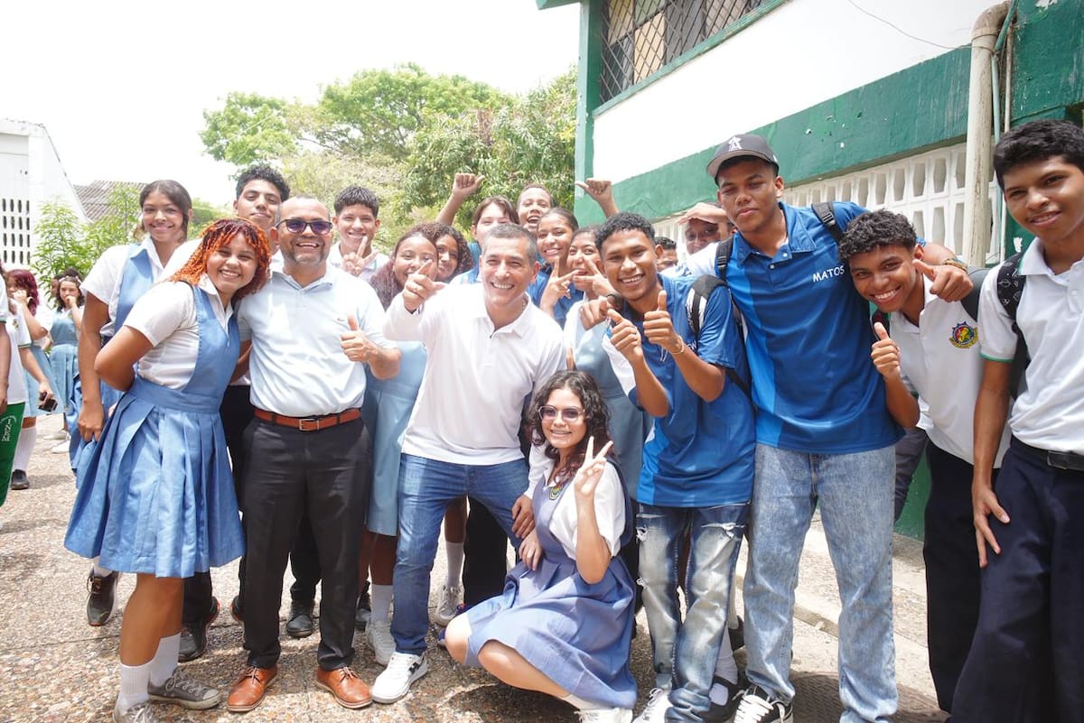 Alcalde Dumek Turbay en colegios de Cartagena. // Foto: cortesía - archivo.