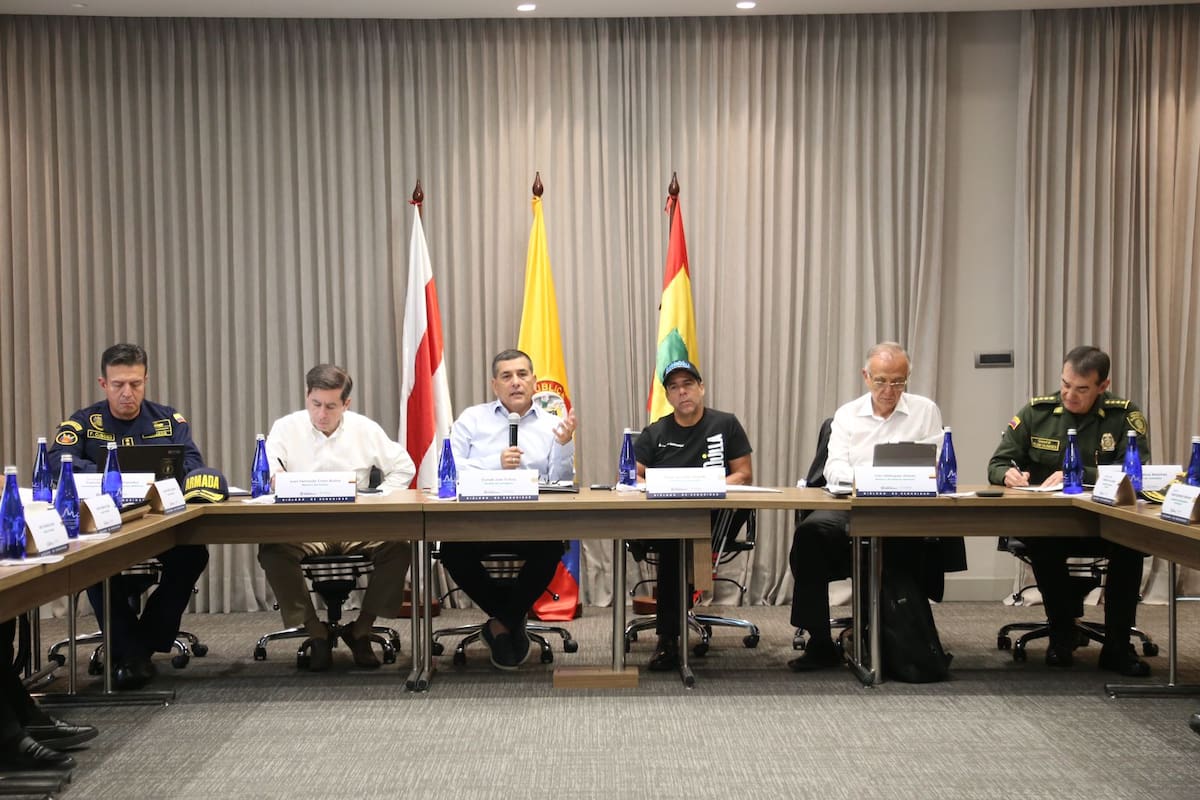 Dumek Turbay, Alex Char y miembros del Gobierno Petro (los ministros Juan Fernando Cristo e Iván Velásquez), en reunión clave con la Policía Nacional. // Foto: Cortesía
