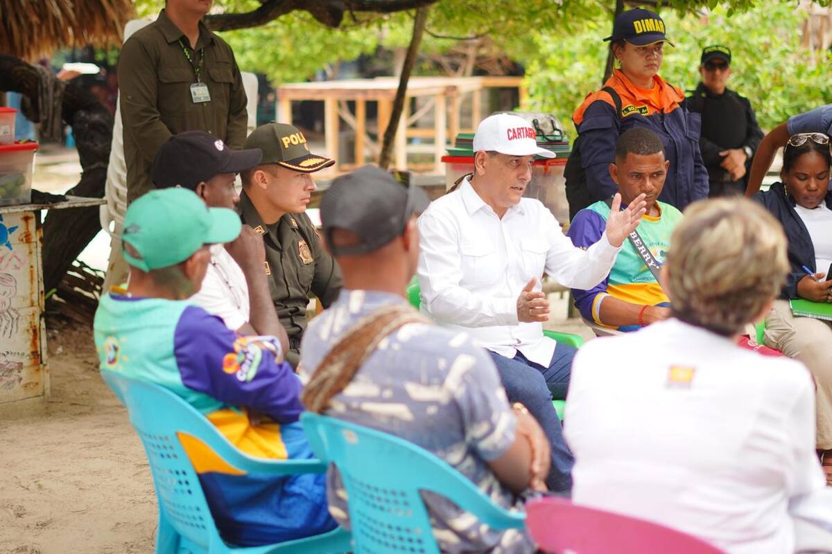 El alcalde de Cartagena, Dumek Turbay Paz, junto a la comunidad. // Cortesía