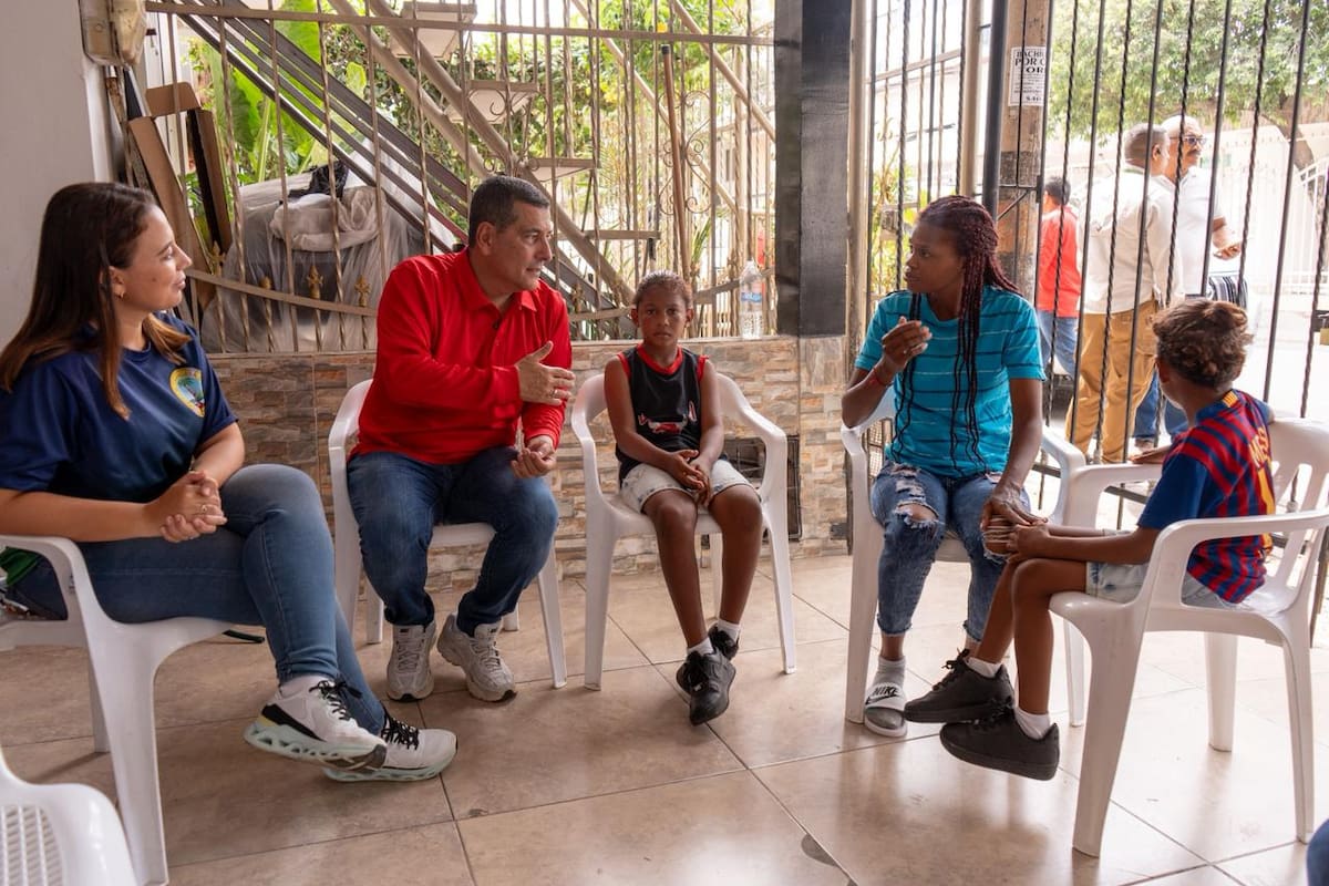 Distrito brinda apoyo a madre que limpiaba vidrios en semáforo de Cartagena