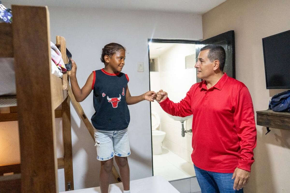 Dumek Turbay brinda apoyo a madre que limpiaba vidrios en semáforo. // Foto: cortesía - Alcaldía