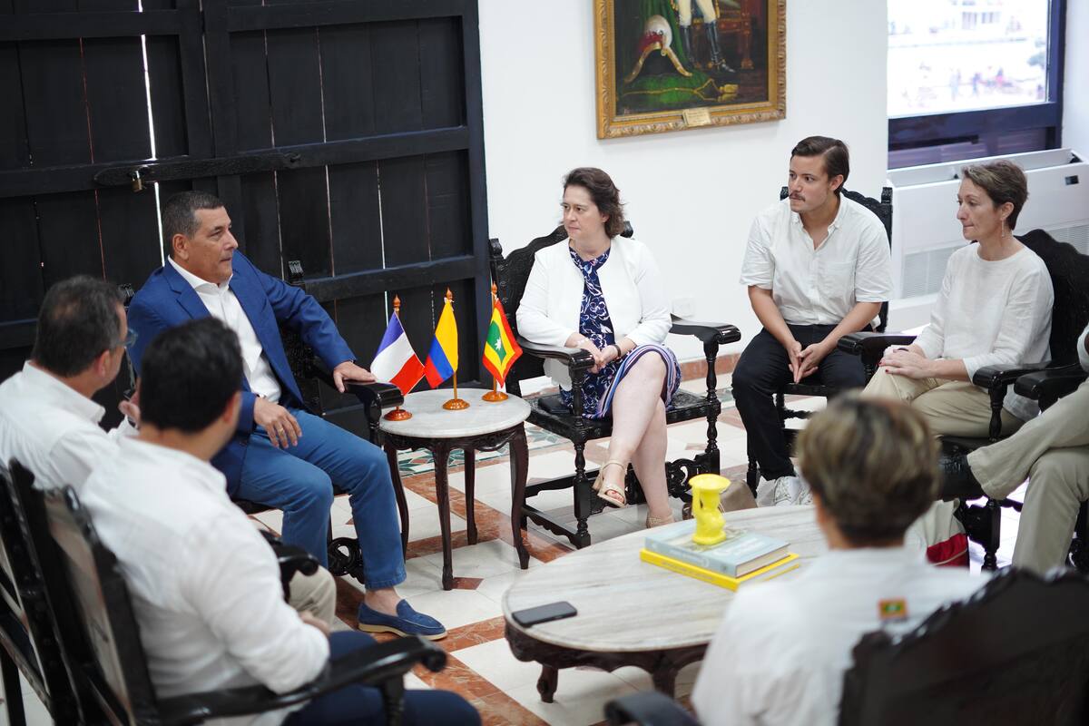 Dumek Turbay, el embajador de Colombia en Francia, Alfonso Prada, y Céline Papin, vicepresidenta de Burdeos Metrópoli// Foto: cortesía.