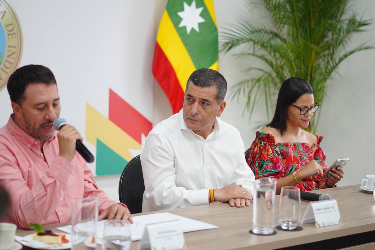 Viceministro de Turismo, Arturo Bravo y el alcalde Dumek Turbay.