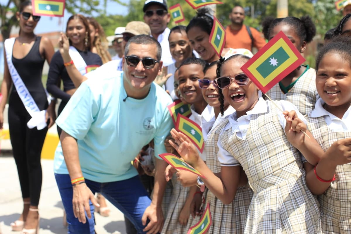 Dumek Turbay, alcalde de Cartagena, celebra junto a niños de Olaya Herrera la entrega de la renovada Calle Colombia. // Foto: Óscar Díaz - El Universal.