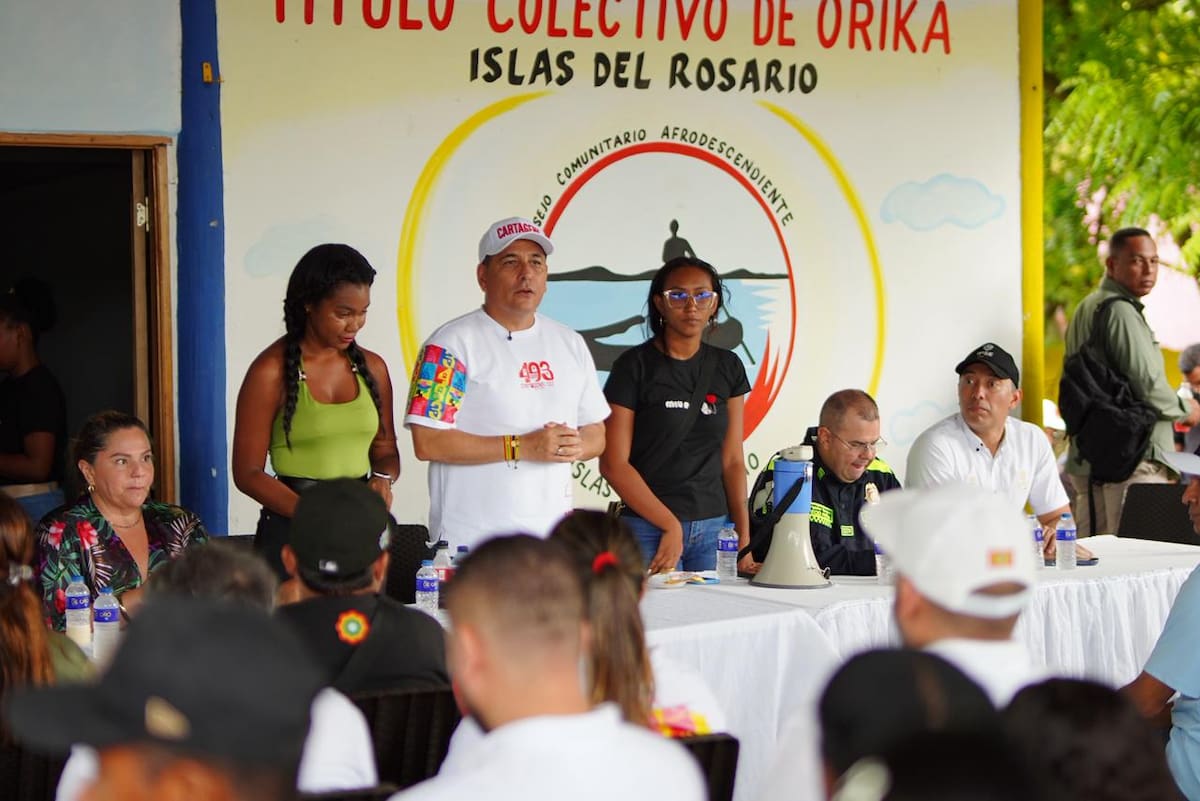 El alcalde de Cartagena, Dumek Turbay Paz, en una visita a Isla Grande, prometió resolver la crisis energética de la zona insular. // Cortesía: Alcaldía de Cartagena.