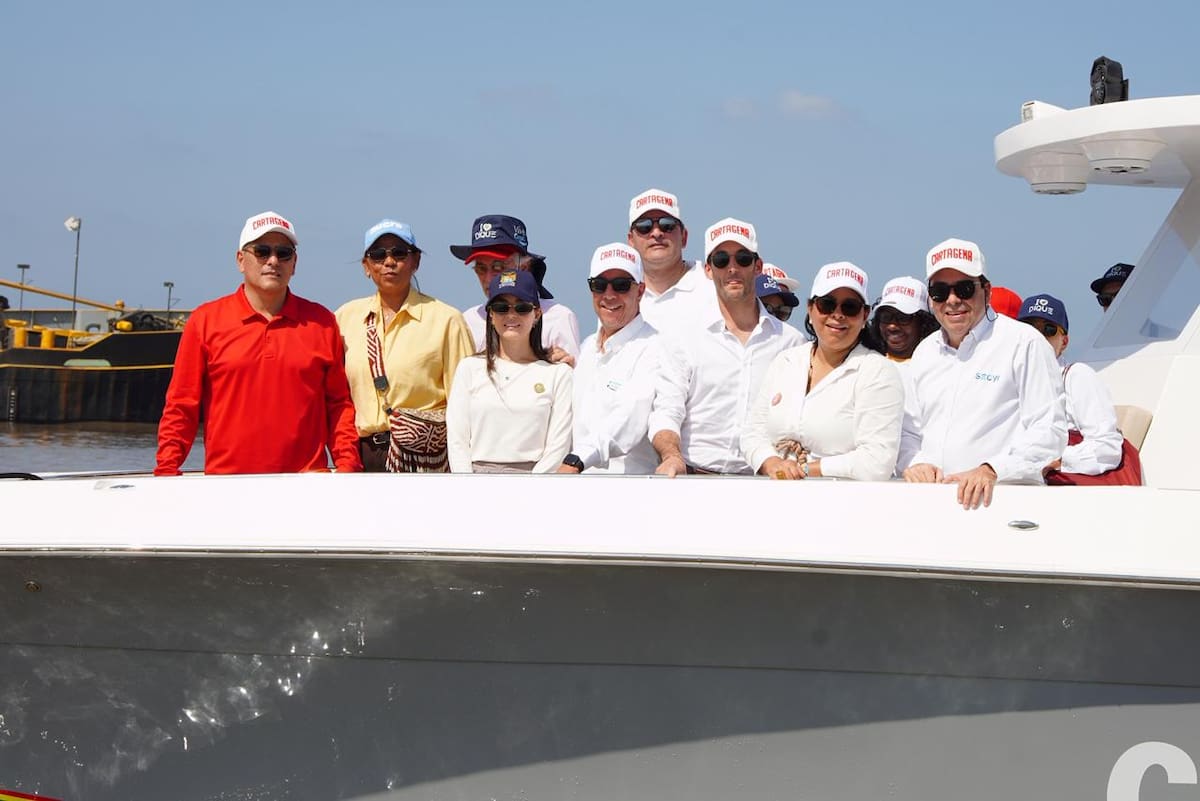 Dumek Turbay (izquierda) en recorrido con funcionarios por el canal del Dique. // Cortesía Alcaldía