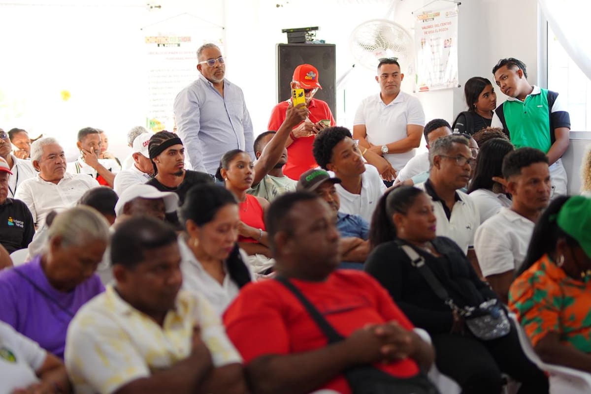 Dumek Turbay junto a su gabinete en el consejo del barrio en El Pozón. // Foto: cortesía Alcaldía