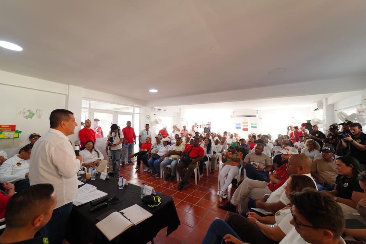 Dumek Turbay junto a su gabinete en el consejo de barrio en El Pozón. // Foto: cortesía Alcaldía