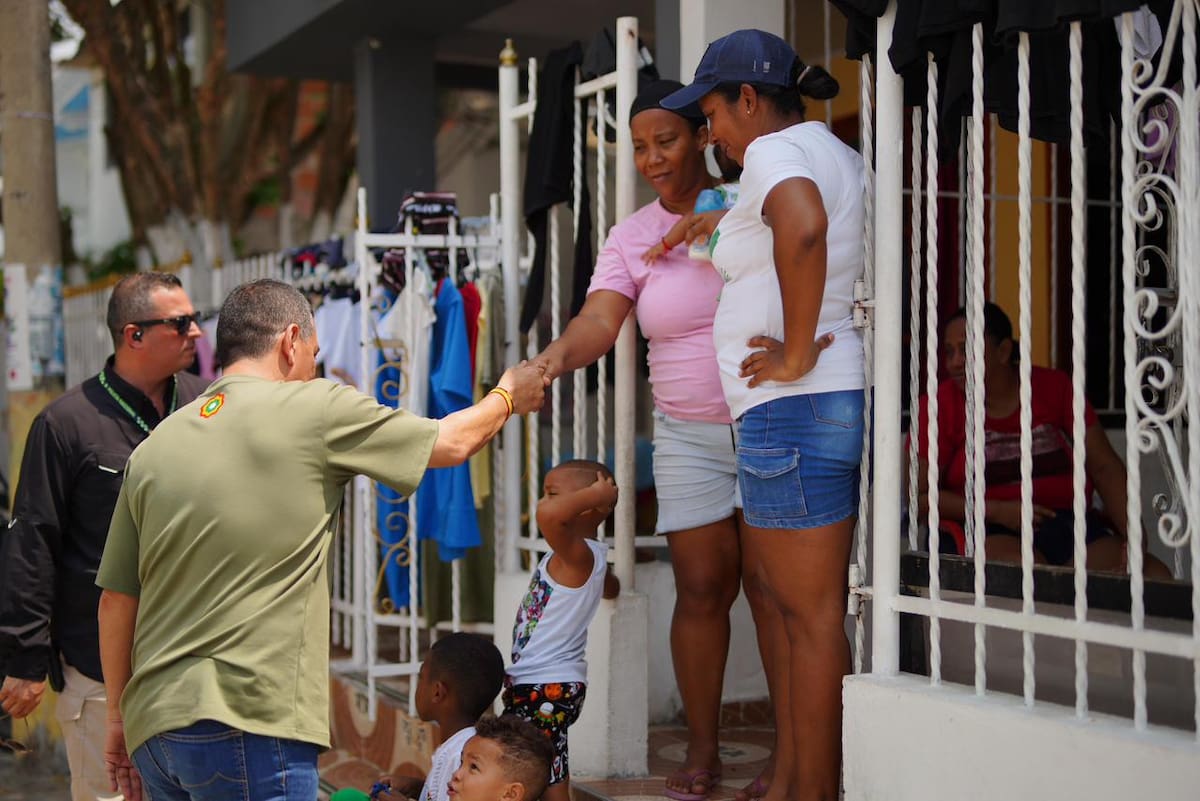 Dumek Turbay Paz junto a los residentes del barrio Los Comuneros. // Foto: cortesía - Alcaldía