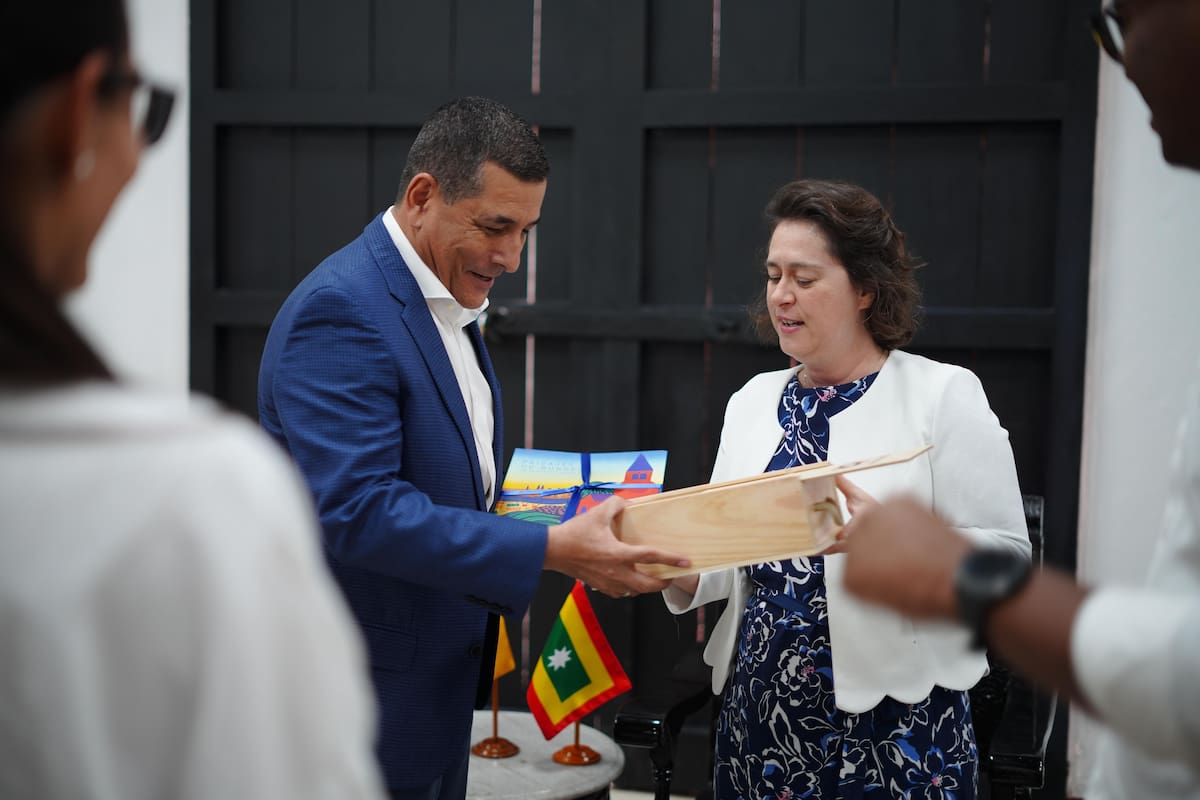 Dumek Turbay, y Céline Papin, vicepresidenta de Burdeos Metrópoli.// Foto: cortesía.