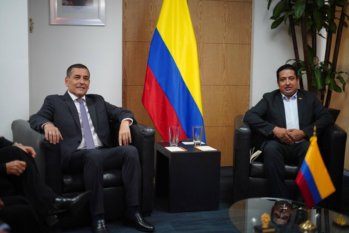 Encuentro entre el alcalde, Dumek Turbay y el cónsul general de Colombia en México, Andrés Hernández, ante el primer vuelo directo entre Ciudad de México y Cartagena. // Foto: cortesía