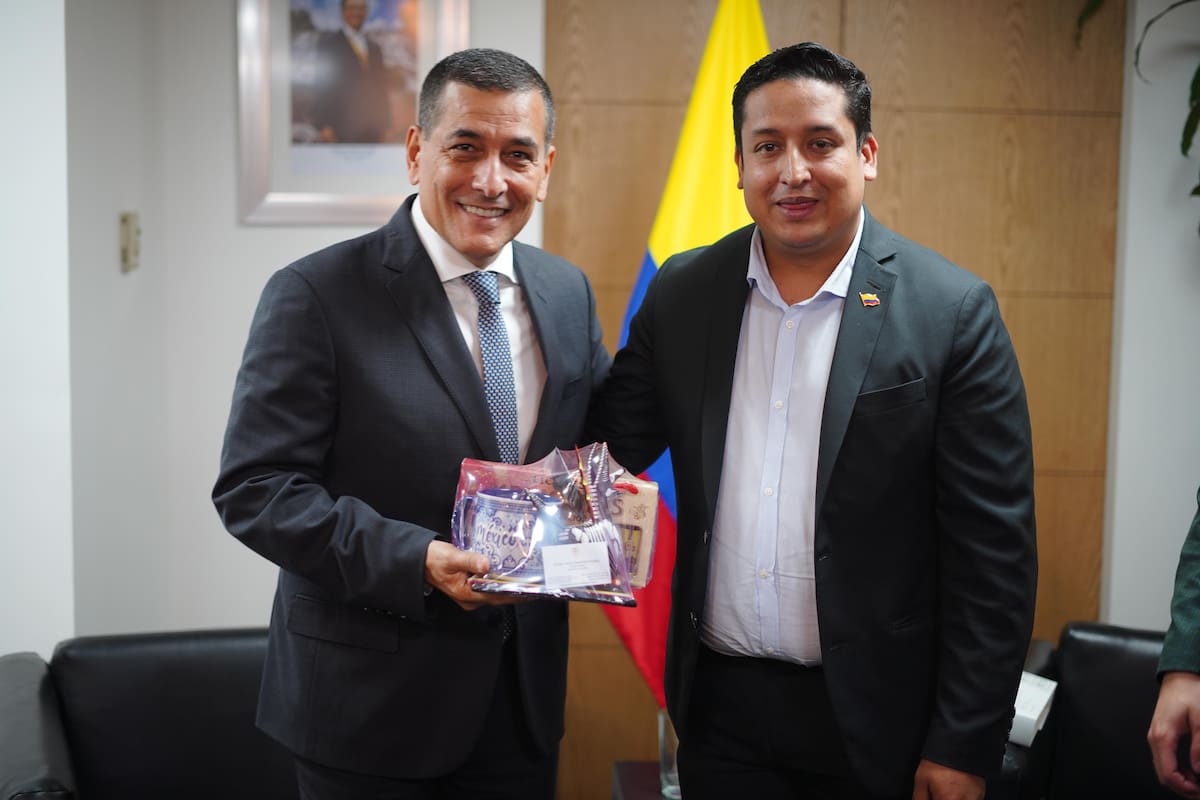 Encuentro entre el alcalde, Dumek Turbay y el cónsul general de Colombia en México, Andrés Hernández, ante el primer vuelo directo entre Ciudad de México y Cartagena. // Foto: cortesía